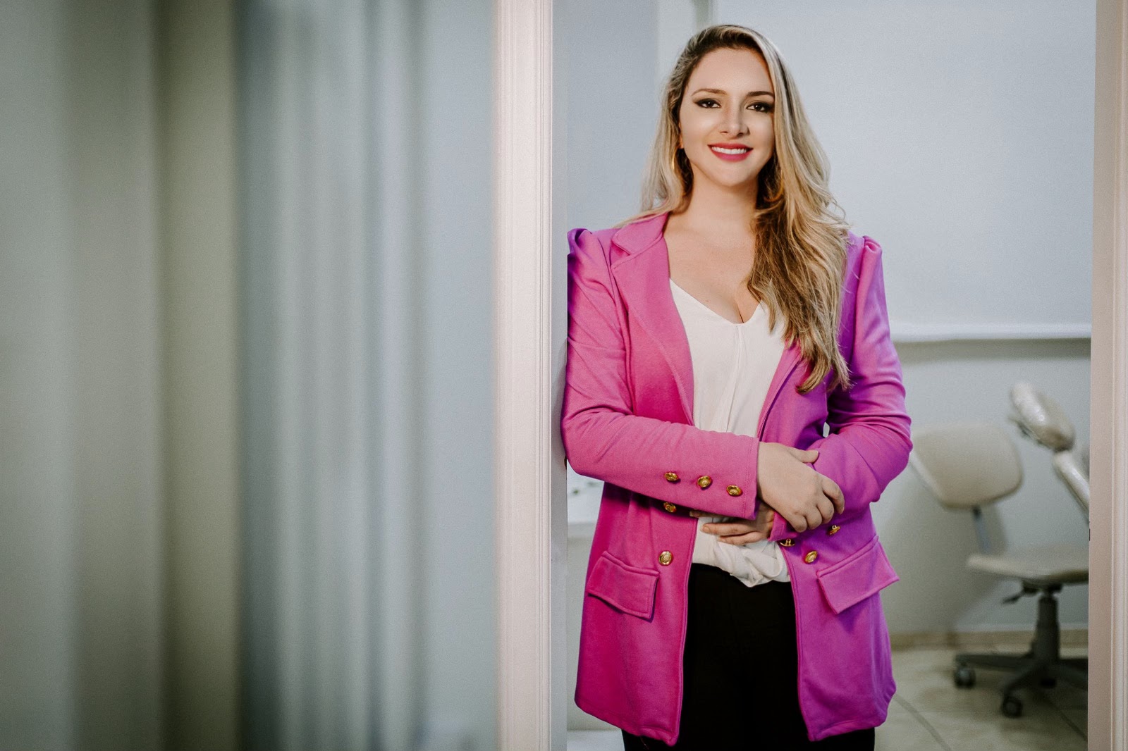 Dra. Sthefanie Furlan, dentista em Itapira, no consultório odontológico