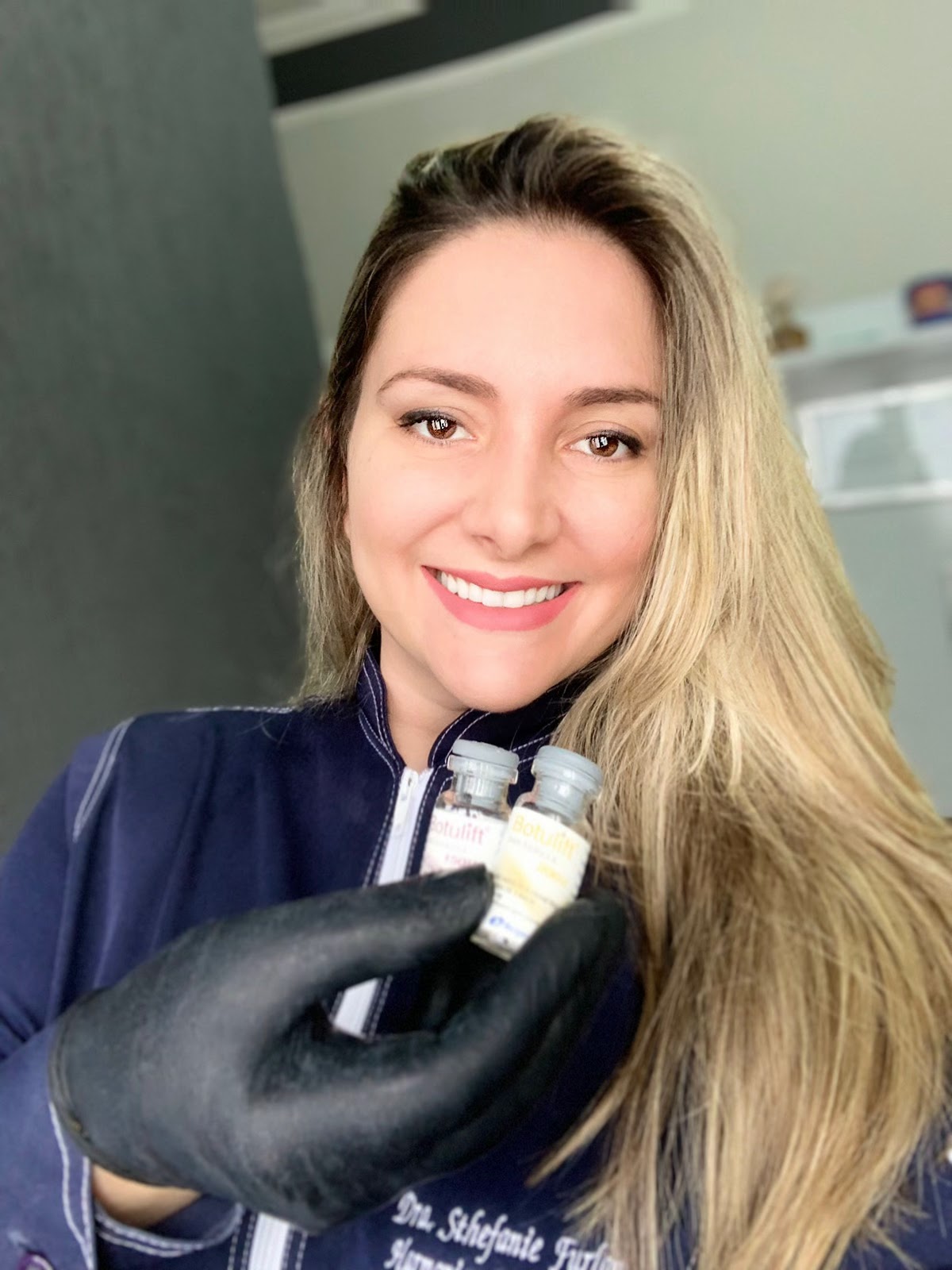 Especialista em facetas em resina realizando procedimento odontológico em Itapira